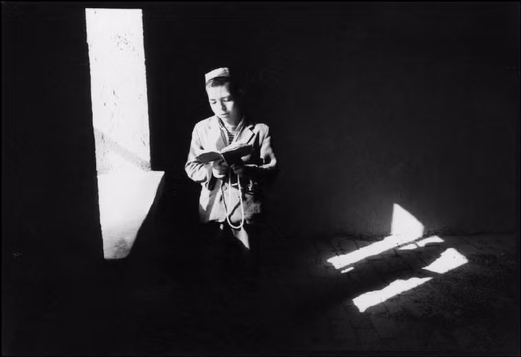 Một thiếu niên đọc kinh Koran tại thánh đường Khaze Khan ở Turfan, Tân Cương. Ảnh: A. Abbas/ Magnum Photos.