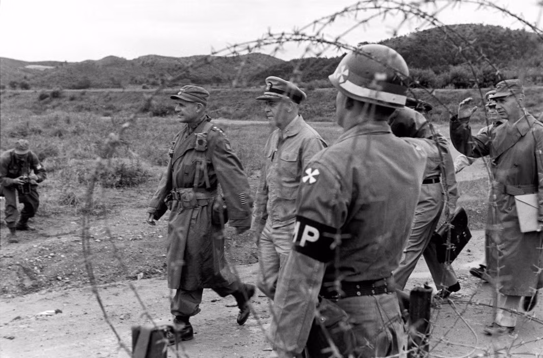 Tướng Ridgeway và Nguyên soái Joy của Mỹ thị sát Keasong, 1952. Ảnh: Werner Bischof.