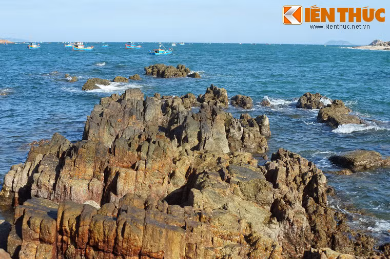 Ghềnh đá Bãi Xép là một thắng cảnh kỳ thú với những khối đá hình thù lạ mắt hình thành qua quý trình kiến tạo địa chất hàng trăm nghìn năm.