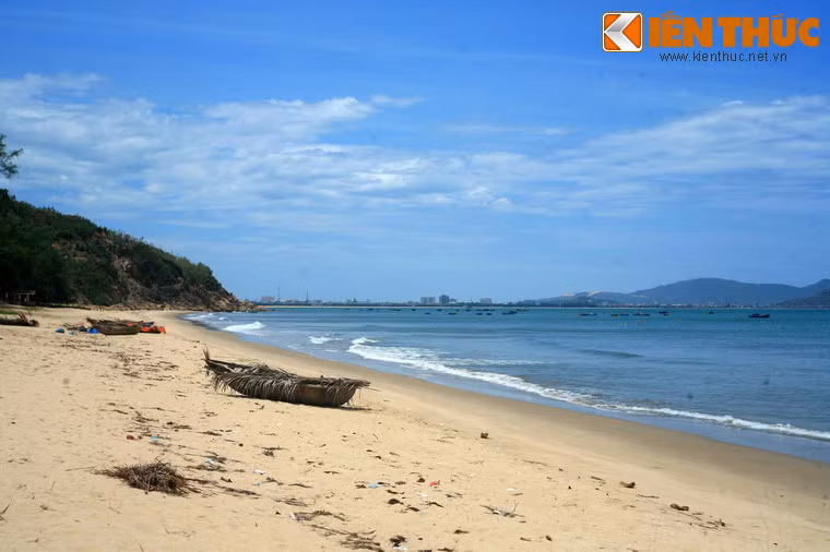 Dưới chân ghềnh là bãi cát trắng chạy dài, nước biển trong xanh, phong cảnh đẹp hữu tình, khí hậu mát mẻ.
