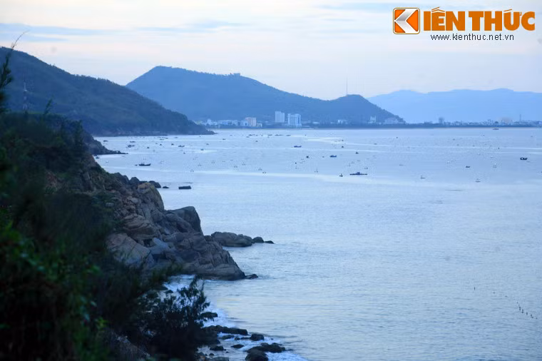 Vịnh có diện tích khoảng 36.000 ha, trải dài từ phía Nam bán đảo Phương Mai đến khu vực Gềnh Ráng với rất nhiều thắng cảnh đẹp.