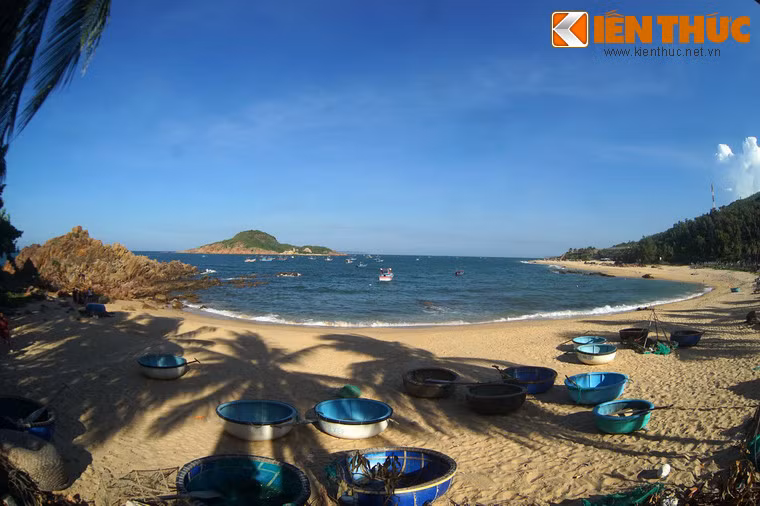 Đi xa hơn về phía Nam của vịnh có bãi Xép, một bãi biển đẹp làng nằm bên làng chài thơ mộng được trang mạng Business Insider mệnh danh là "hòn ngọc bí ẩn" của châu Á.