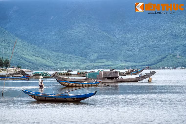 Không chỉ đẹp, đầm Lập An còn là một vựa hải sản nổi tiếng miền Trung.