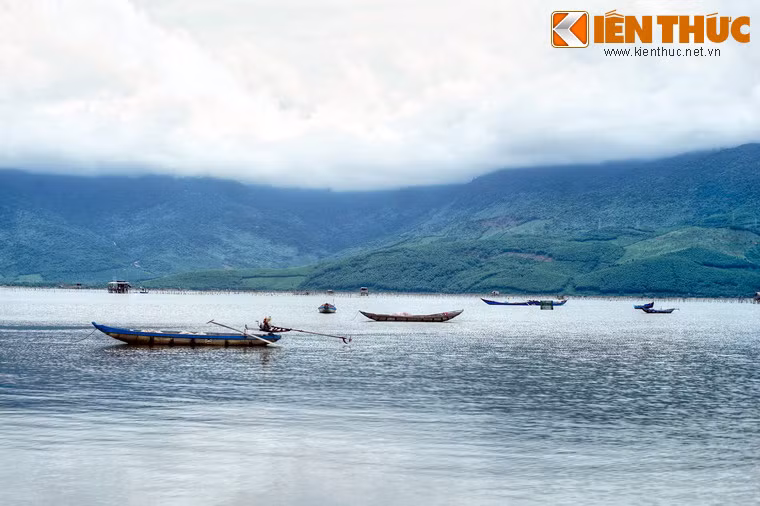 Cảnh mây phủ trên các đỉnh núi tạo nét quyến rũ đặc trưng cho đầm.