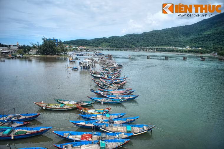 Làng chài Lăng Cô nằm ở phía Đông Nam của đầm có tuổi đời 250 năm, ngày nay đã được phát triển thành một địa điểm nghỉ dưỡng với nhiều loại hình dịch vụ phong phú.