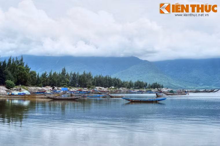 Do nằm ngay trên tuyến Quốc lộ 1, đầm Lập An đã trở thành điểm tham quan không thể bỏ qua của du khách trên chặng đường giữa Huế và Đà Nẵng.