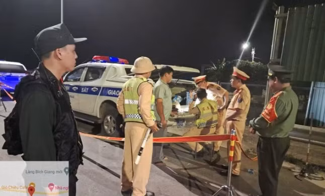 CSGT hóa trang, ghi hình tài xế vượt ẩu trên cao tốc Cam Lộ - La Sơn CSGT hoa trang, ghi hinh tai xe vuot au tren cao toc Cam Lo - La Son