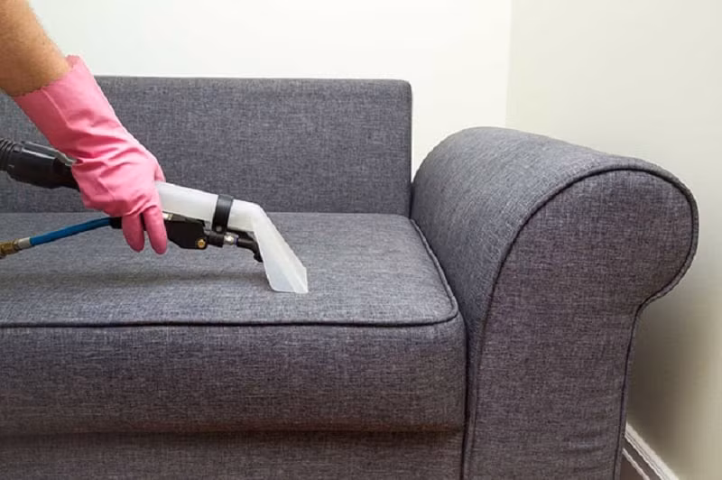 Pha 1 chén nước sạch với 1/4 chén nước rửa chén, sau đó dùng bàn chải mềm nhúng vào hỗn hợp và chà nhẹ lên ghế. Dùng một miếng vải khô sạch lau hết những bọt thừa trên ghế. Khi sạch hết bọt, bạn lấy một miếng vải sạch khác, thấm nước và lau lại toàn bộ ghế sofa. Dùng máy sấy, sấy khô lại toàn bộ ghế sofa trước khi đưa vào sử dụng. Ảnh minh họa