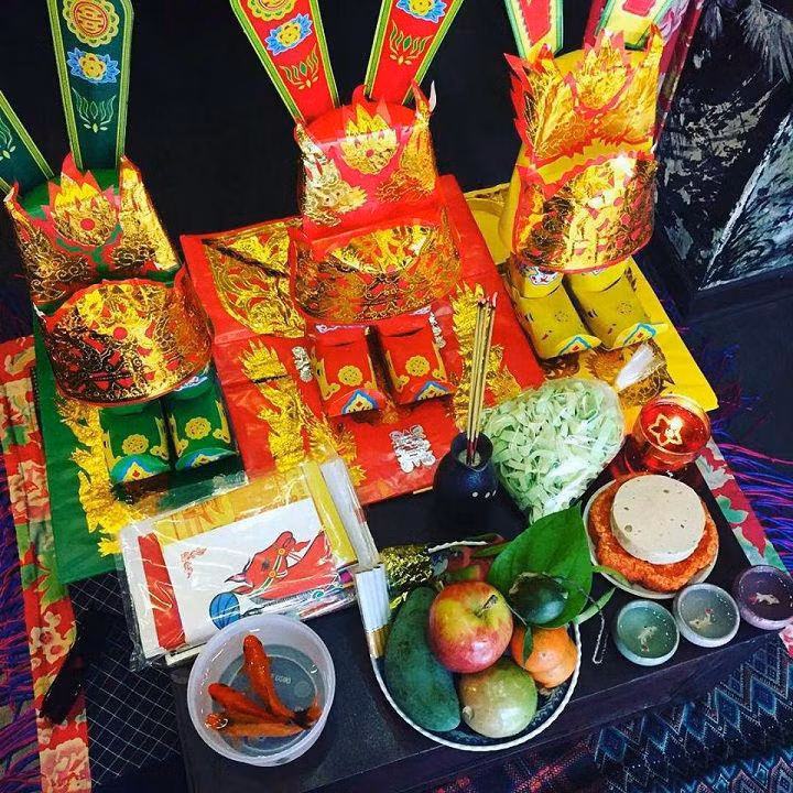 Người miền Nam quan niệm rằng lễ cúng ông Táo chỉ được thực hiện vào cuối ngày, khi cả gia đình đã dùng xong bữa tối, lúc này không phải dùng đến bếp núc để nấu nướng, không phiền đến các Táo thì mới là lúc thực hiện nghi lễ tiễn Táo quân lên chầu trời. Ảnh minh họa