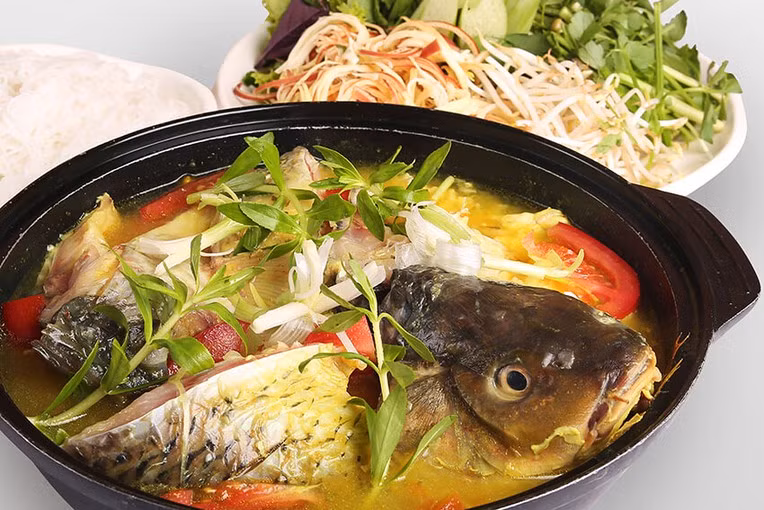  Cá mè: Người miền Bắc và miền Trung thường tránh ăn cá mè vào đầu năm. Cá mè có mùi tanh và nhiều xương, khiến mọi người tin rằng ăn cá này sẽ mang lại xui xẻo, "hãm tài" trong cả năm. Vì vậy, cá mè được xem là món ăn không may mắn trong dịp Tết. Ảnh minh họa