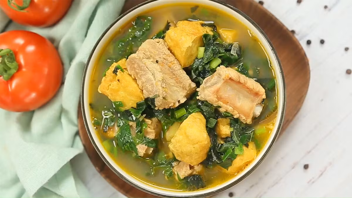 Tuy chuối là thức quả không thể thiếu trong mâm ngũ quả của người miền Bắc nhưng với người miền Nam, người ta kiêng không ăn chuối dịp đầu năm. Chữ "chuối" nói lái đi sẽ thành "chúi" theo giọng miền Nam nghĩa là không thể ngẩng lên được nên ăn chuối ngày Tết sẽ ảnh hưởng tới sự thăng tiến trong công việc. Ảnh minh họa
