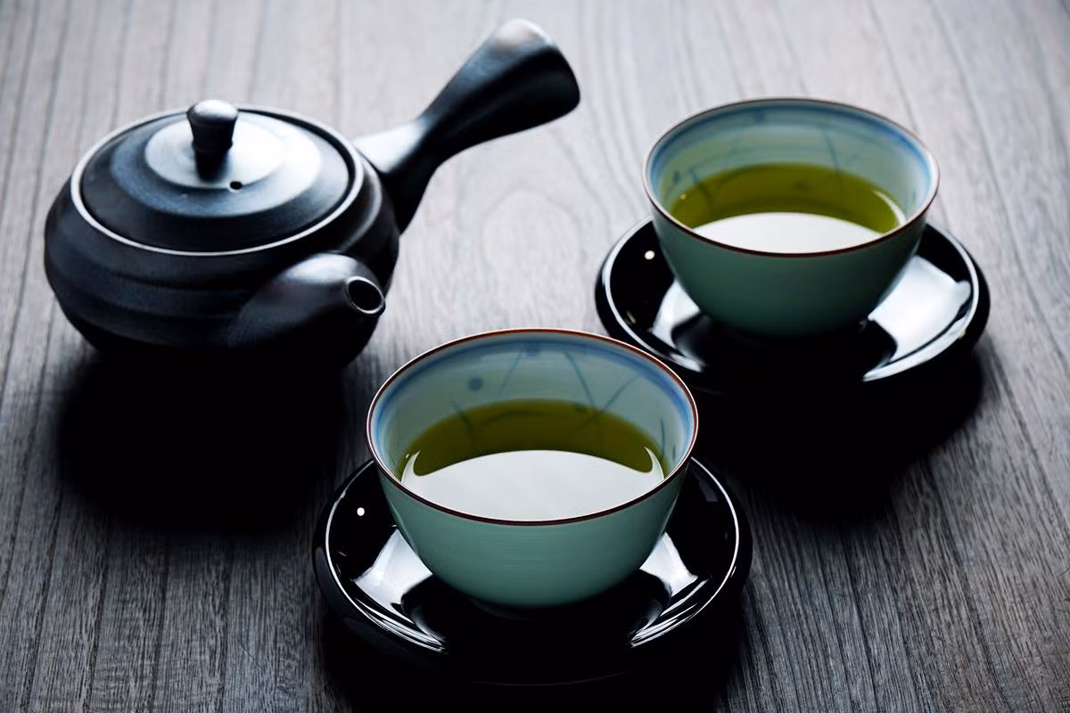  Trà ngon: Trong ngày Tết cổ truyền, trà là một trong những tập tục truyền thống lâu đời ngụ ý ấm áp ngày Tết. Do đó mà có rất nhiều người lựa chọn trà ngon như một món quà vô cùng ý nghĩa để biếu tặng trong dịp tết đến xuân về. Trà càng thơm, vị càng đậm đà thì càng thể hiện sự trân trọng của người tặng.
