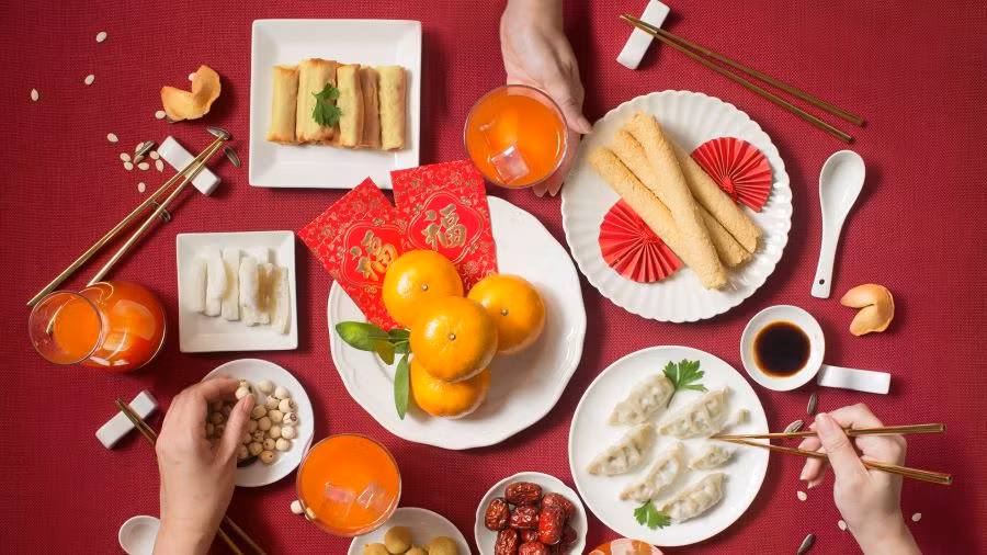 Vào dịp Tết, người Trung Quốc sẽ thường ăn bánh bao, cá, bánh trôi tàu, mì trường thọ... để cầu mong sự may mắn. Ảnh Internet