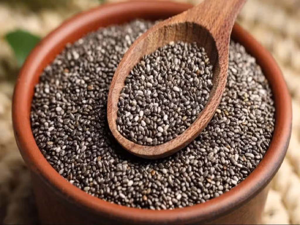  Hạt chia sở hữu hàm lượng omega-3 khá cao, thậm chí nhiều hơn hẳn một số loại cá béo. Là thực phẩm có thành phần dinh dưỡng cao, hạt chia giúp duy trì hệ đường ruột khỏe mạnh, bài trừ độc tố ra khỏi cơ thể, bảo vệ cơ thể khỏi nguy cơ mắc bệnh tim mạch. Ảnh minh họa