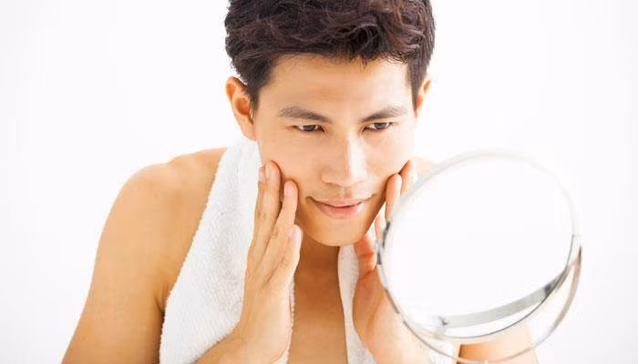  Da dày hơn phụ nữ: Nội tiết tố nam testosterone làm cho da nam dày hơn khoảng 25% so với da của phụ nữ. Tuy nhiên, qua thời gian, da của đàn ông trở nên mỏng hơn, trong khi với phụ nữ, nó vẫn giữ nguyên độ dày cho đến khi mãn kinh. Ảnh minh họa