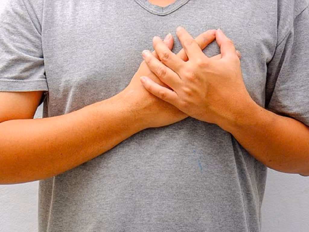  Khả năng tiết sữa: Đàn ông cũng có tuyến sữa, nhưng nếu bị chảy sữa lại là một bất thường trên cơ thể nam giới. Nguyên nhân cơ thể sản xuất quá nhiều hormone prolactin do một số phác đồ điều trị bệnh tim hay các vấn đề với tuyến yên và vùng dưới đồi, hoặc có thể sử dụng thuốc giảm đau nhóm opioid. Ảnh minh họa 