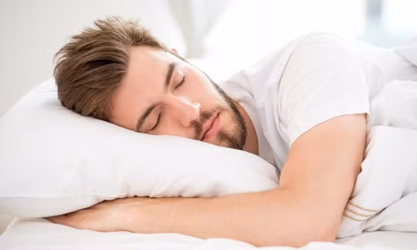 Mệt mỏi sau quan hệ: Ở độ tuổi đôi mươi, nam giới thường sung mãn "lâm trận" và kết thúc cuộc yêu với tâm trạng hưng phấn, thỏa mãn, hôm sau cơ thể tỉnh táo, khỏe khoắn. Thế nhưng bước qua tuổi 40, không ít quý ông bị ám ảnh bởi trạng thái uể oải, rệu rã, lưng đau, gối mỏi, thậm chí là kiệt sức sau mỗi lần "hành sự". Ảnh minh họa