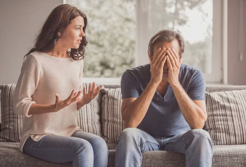 Tuổi trung niên suy giảm ham muốn là tình trạng không còn hứng thú với tình dục. Nhiều người khi nghĩ đến chuyện này còn mệt mỏi, lảng tránh, hoặc chỉ làm qua loa cho đúng nghĩa vụ. Khi gặp tình trạng này tần suất sinh hoạt tình dục rất thấp, một tháng hoặc thậm chí đôi ba tháng một lần. Đây cũng là một trong những biểu hiện của tình trạng yếu sinh lý. Ảnh minh họa