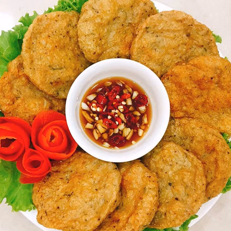  Chả cá thường được xem là biểu tượng của sự giàu có và phú quý. Màu vàng của chả cá tượng trưng cho sự đủ đầy và thịnh vượng. Ngoài ra, chả cá có vị thơm ngon và mùi hương độc đáo. Cách chế biến chả cá với các gia vị đặc trưng tạo ra một món ăn đặc sắc, thích hợp để thưởng thức trong bữa ăn Tết đặc biệt. Ảnh minh họa