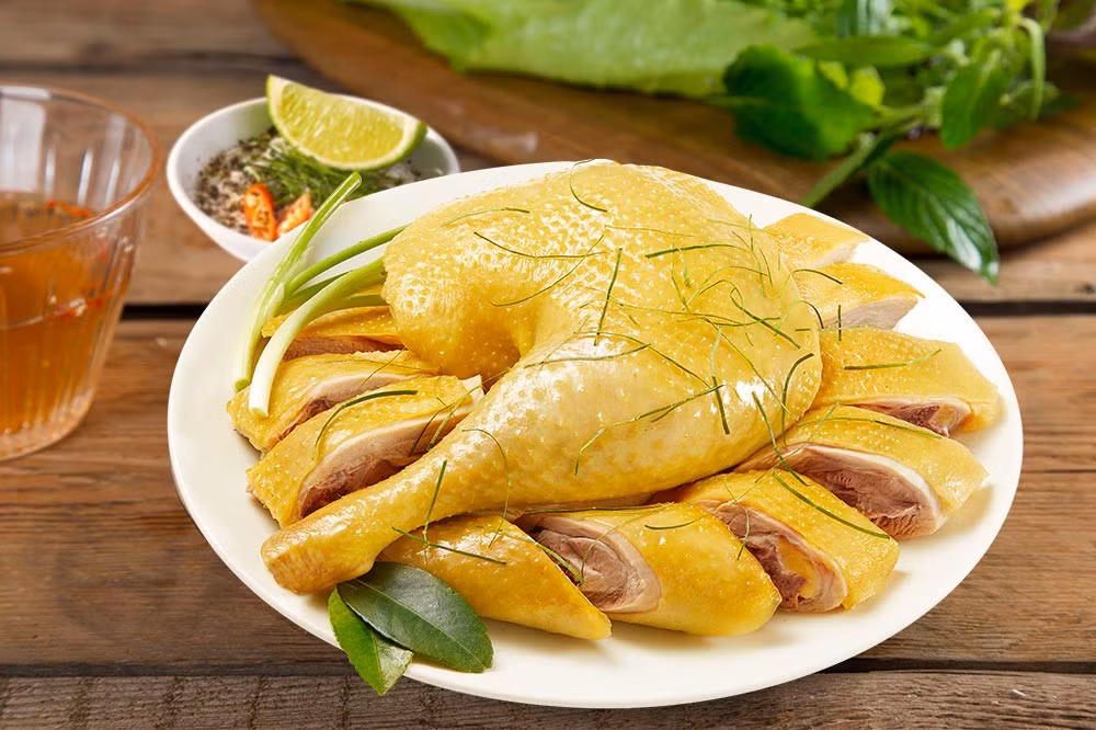  Gà là món ăn may mắn đầu tiên được đề cập đến trong bài viết này vì bất kì mâm cỗ nào trong dịp Tết ở Việt Nam cũng đều có gà. Món thịt gà trong mâm cỗ của người Việt thường được đặt nguyên con lên ban thờ gia tiên để tượng trưng cho sự trọn vẹn, đồng thời biểu thị sự khởi đầu và kết thúc tốt đẹp. Ảnh minh họa