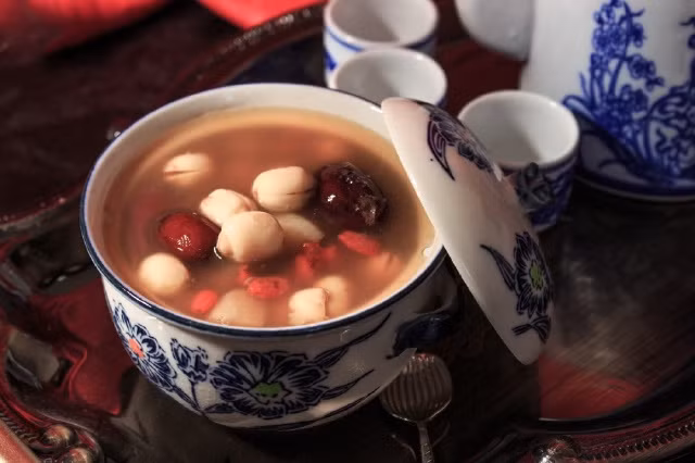 Đợi chè nguội thì múc ra bát, khi dùng có thể thưởng thức lạnh với vài viên đá. Ảnh Kingfood