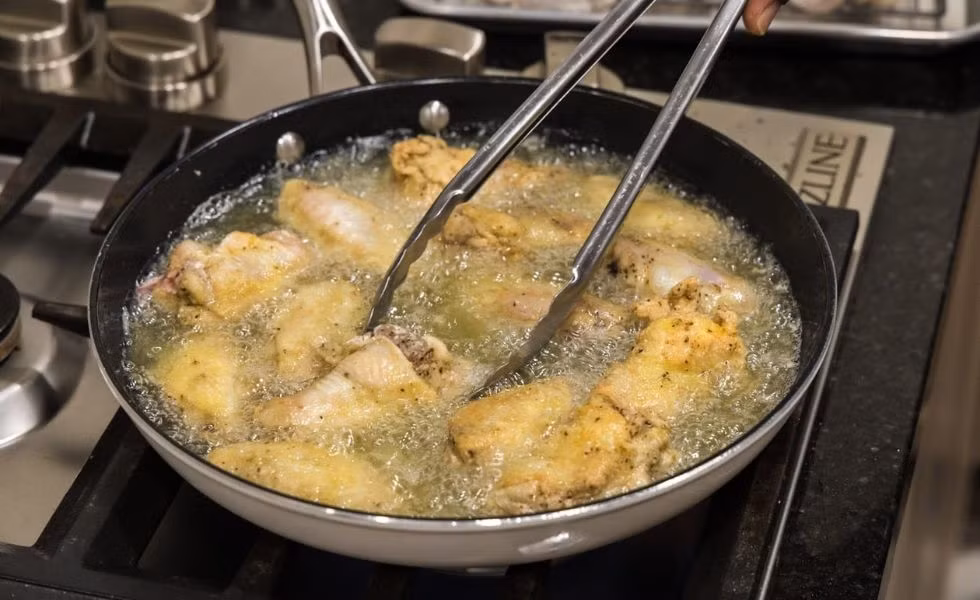 Chiên thịt gà sao cho chín vàng, thời gian mất khoảng 10-15 phút. Tiếp đó, gắp thịt ra đĩa, dùng giấy thấm dầu (nếu có) để gà giòn ngon, không ngấy. Ảnh minh họa