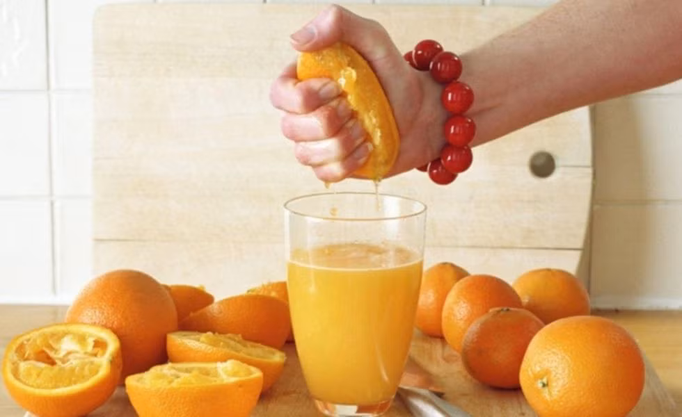 Rửa sạch cam và bổ mỗi quả làm đôi, vắt lấy phần nước cốt nguyên chất. Có thể dùng máy ép để lấy được nhiều nước cam nhất.