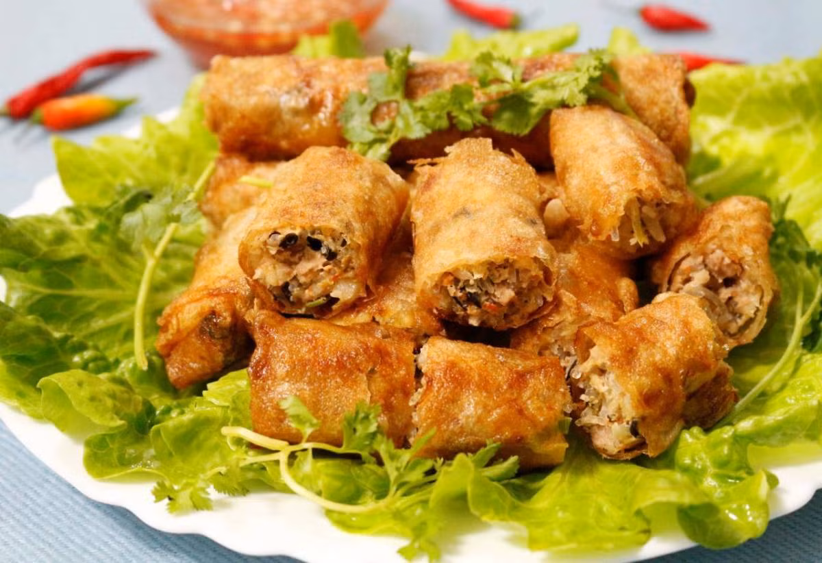 Nem rán giòn giòn thơm nức chấm với nước mắm tỏi ớt chua cay mặn ngọt ăn kèm rau sống thì không còn gì hấp dẫn bằng trong tiết trời mát mẻ và giá lạnh. Ảnh minh họa