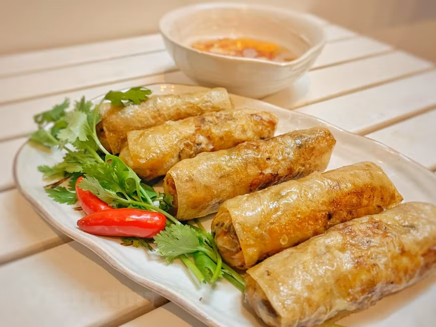Nên thử rán nem làm 2 lần. Lần đầu chỉ rán chín sơ sơ với lửa nhỏ rồi gắp ra, để ráo dầu, bỏ vào tủ lạnh chừng 15 – 20 phút để nem khô, sau đó láy ra rán lần thứ hai cho vỏ giòn, vàng đều, chín hẳn. Ảnh minh họa