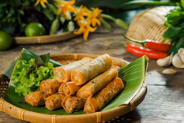 Tuy nhiên, khi rán, nhiều người hay gặp trường hợp nem thường bị bục, màu không vàng đều, mới vớt ra một lúc đã ỉu. Vì thế, muốn làm nem luôn giòn, ngon như ý, chị em hãy tham khảo những mẹo nhỏ dưới đây. Ảnh minh họa