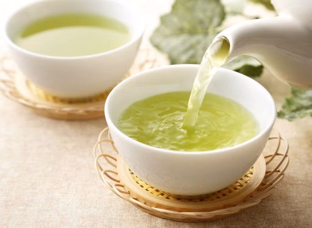  Trà xanh: Chất chống oxy hóa trong trà xanh hoạt động như một thuốc kháng histamin tự nhiên, làm chậm sự giải phóng histamine gây ra các triệu chứng dị ứng. Ảnh minh họa