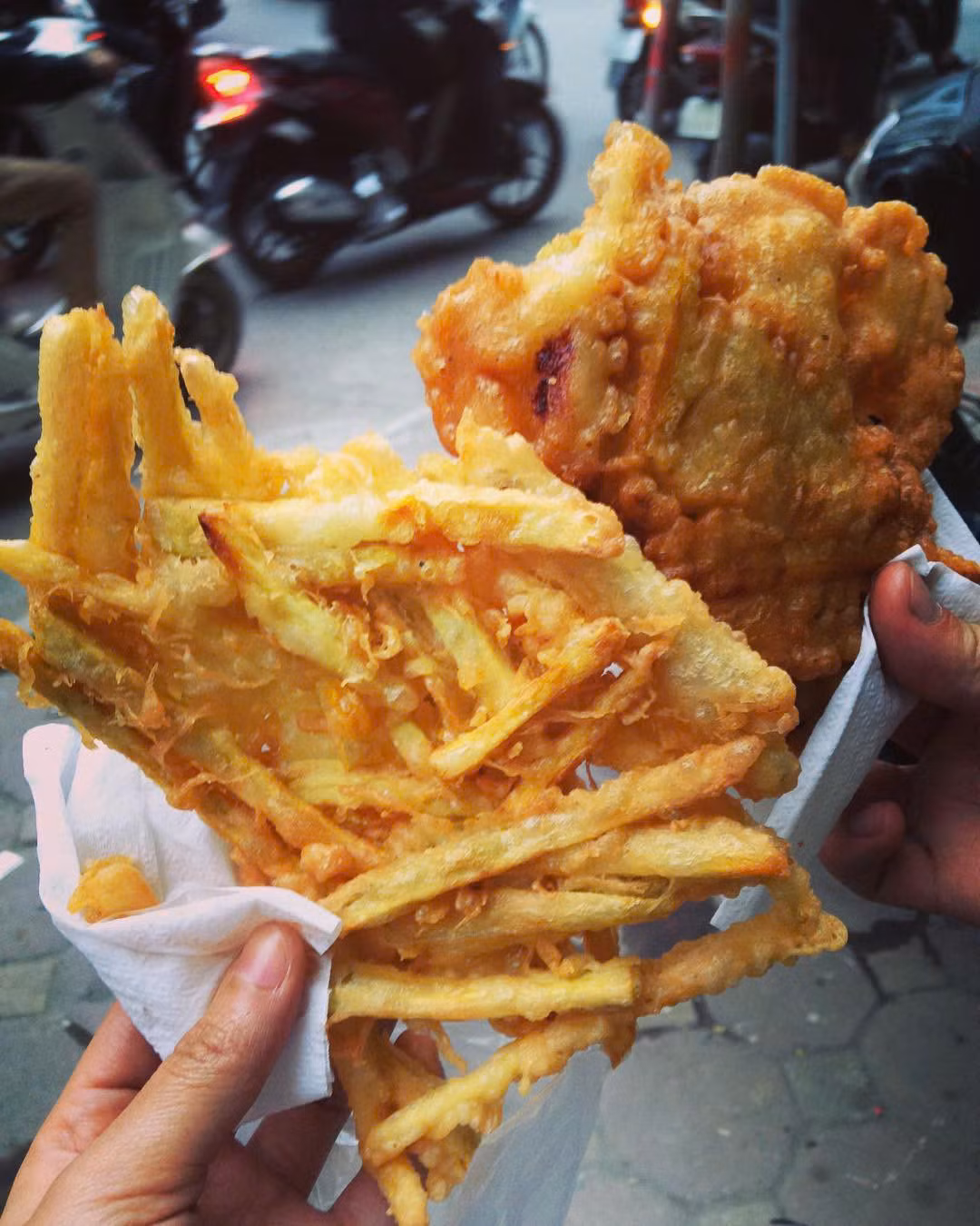  Bánh chiên rán các loại: Một đặc sản khác mà các tín đồ ẩm thực rất dễ bắt gặp vào mùa đông Hà Nội chính là các món bánh chiên đặc trưng như chuối chiên, khoai chiên, ngô chiên cùng các loại bánh rán mặn ngọt khác. Mỗi chiếc bánh có giá 12.000 đồng. Ảnh Internet