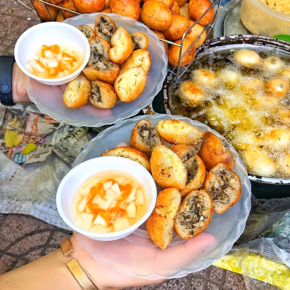  Bánh rán mặn Hà Nội nổi bật trong danh sách những món ngon phải thử, với sự hòa quyện đậm đà của thịt băm, mộc nhĩ, miến… được bao bọc trong lớp vỏ giòn rụm làm say lòng biết bao thực khách. Ảnh Internet