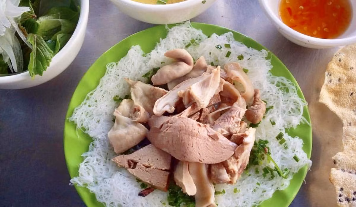  Bánh hỏi lòng heo: Món ăn là sự kết hợp dân dã nhưng tinh tế. Từ bánh tráng, bánh hỏi, lòng heo cuộn cùng rau sống và chấm nước mắm đã chế biến. Giá chỉ 15.000 - 33.000 đồng/đĩa.