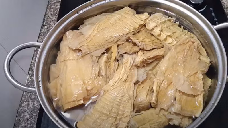Khi mua măng khô về, cần rửa sạch sẽ để loại bỏ bụi bẩn bám trên măng. Tiếp đó, ngâm măng với nước lạnh cho măng nở ra.