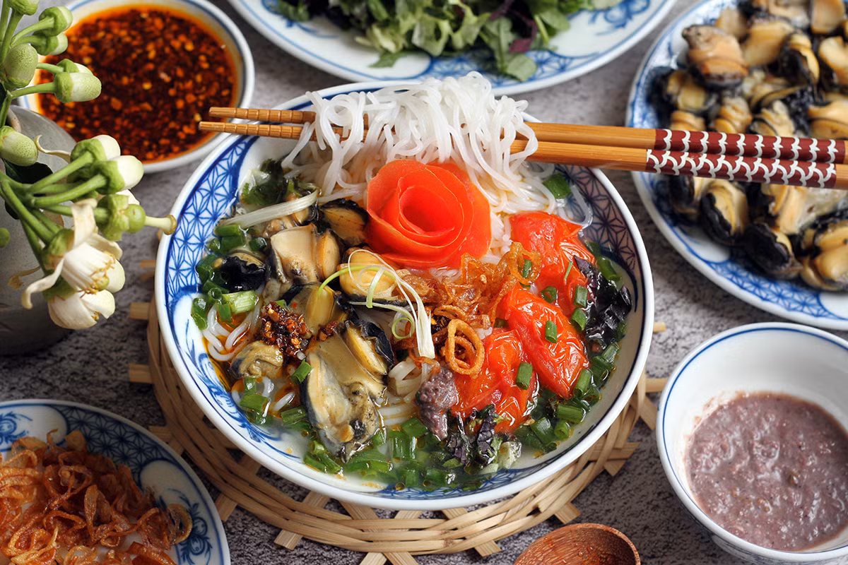 Hương vị của bát bún ốc là sự kết hợp ăn ý của nước dùng trong veo nhưng không kém phần béo ngậy, chua chua thanh thanh và dậy mùi dấm bỗng đặc trưng. Ảnh Internet