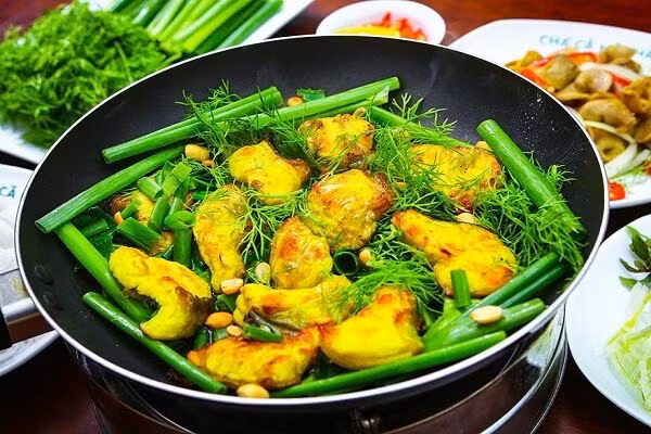 Chả cá: Cá lăng tươi được ướp với nghệ, thì là và các gia vị truyền thống, nướng vàng rồi xào cùng hành hoa và rau thơm trên chảo nóng. Mùi thơm bốc lên từ chảo quyện trong không gian, làm tan chảy trái tim bất kỳ ai. Ăn kèm bún, lạc rang và chút mắm tôm pha khéo, chả cá Lã Vọng không chỉ là món ăn mà còn là một hành trình cảm nhận văn hóa của thủ đô.