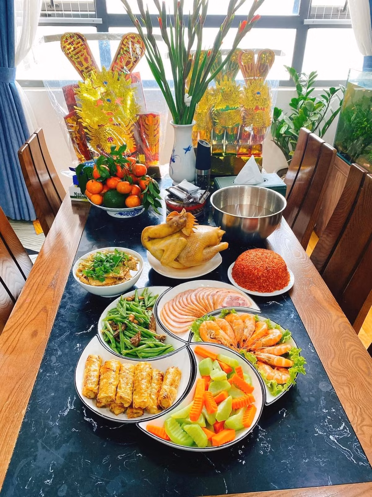 Hiện nay, do công việc bận rộn nên việc bày biện, sửa soạn mâm cơm cúng ông Công ông Táo cũng đơn giản hơn, tùy điều kiện của mỗi gia đình. Các bà nội trợ có thể đổi một số món để khi làm mâm cỗ không mất quá nhiều thời gian. Ảnh Internet