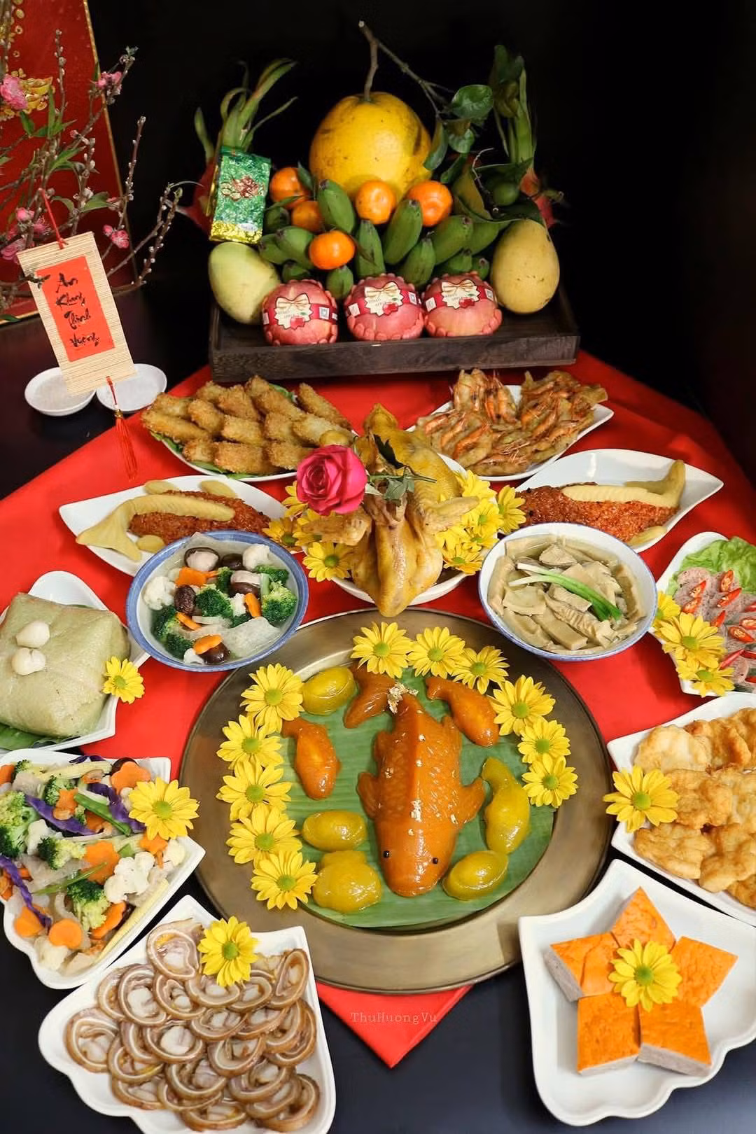 Mâm cúng số 7: Chả quế, tai heo cuộn, rau củ xào, bánh cá chép, canh bóng, canh măng, gà luộc, chả mực, nem chua. Ảnh Internet