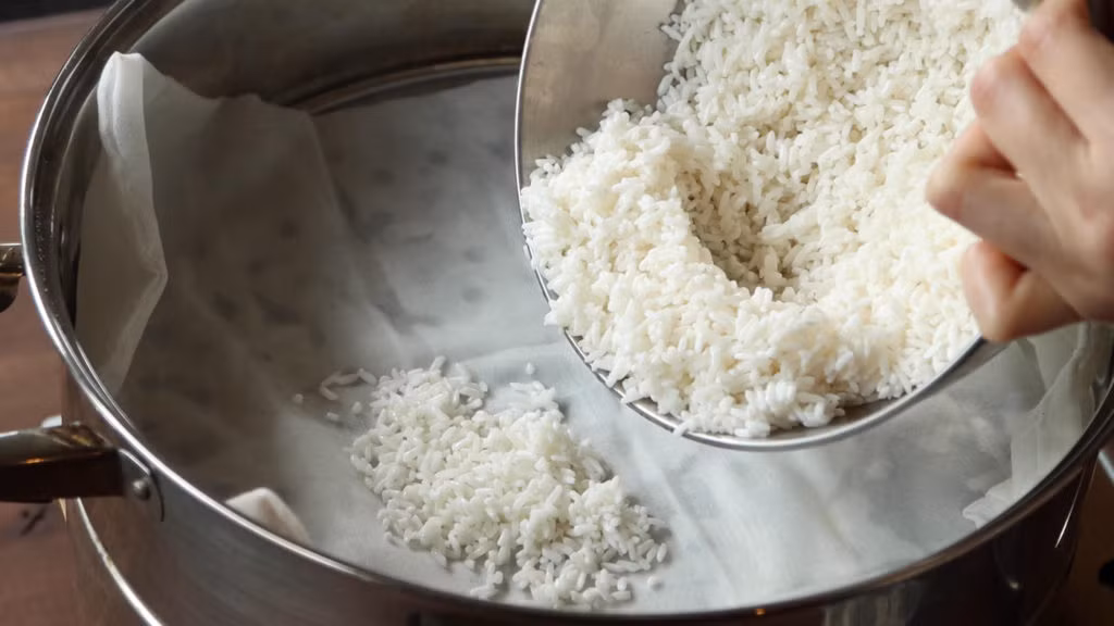 Đồ xôi ngũ sắc thì cần chuẩn bị 1 kg gạo nếp. Muốn xôi ngon, thơm nên dùng gạo nếp cái hoa vàng. Gạo phải ngâm trước khi cho lên chõ đồ. 1 bó lá cẩm tạo màu tím, 1 bó lá dứa tạo màu xanh, nửa quả gấc tạo màu đỏ, 100g nghệ tươi tạo màu vàng. Gia vị cần thiết: muối đường. Dụng cụ: Rây lọc, máy xay. Ảnh Internet