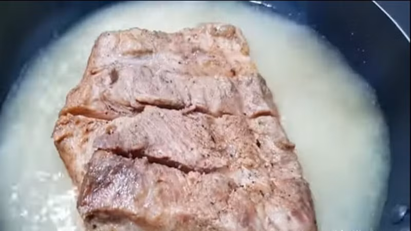 Cho chảo lên bếp rồi đổ dầu ăn vào canh dầu sao cho bằng 2/3 chảo. Tiếp đến để phần thịt heo khi chiên không bị văng dầu, cho 1 muỗng canh bột nếp hoặc bột năng vào dầu trước khi chiên, để phần da heo ở dưới vào chiên trước để phần da được giòn hơn. Ảnh Internet
