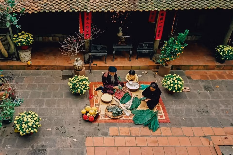  Làng cổ Đường Lâm cách thủ đô Hà Nội 44km vốn được ví như là “Cổ trấn bị lãng quên” nhưng lại luôn thu hút nhiều du khách với những nét văn hóa đặc sắc. Dù thời gian có trôi qua bao nhiêu lâu thì nơi đây vẫn luôn giữ cho mình hình ảnh ngôi làng cổ xưa với những đình làng, bến nước, cây đa, chùa miếu,... Ảnh Internet