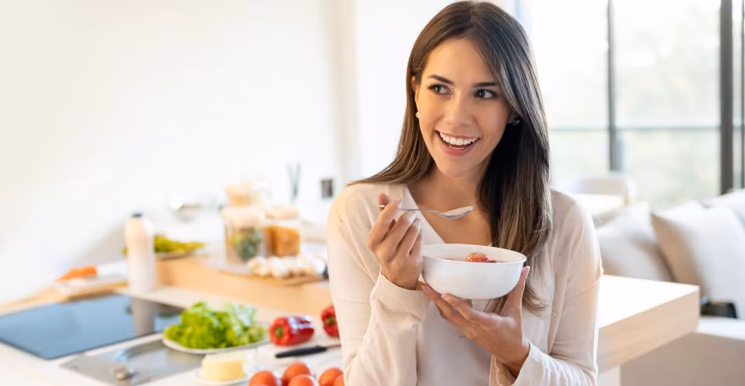 Ghi nhật ký lượng thức ăn để giúp bạn biết lượng chất xơ nạp vào hàng ngày của mình. Ảnh minh họa