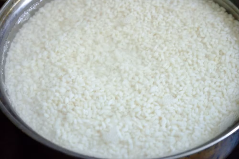 Gạo nếp mang vo sạch rồi ngâm gạo trong nước lạnh khoảng 6 tiếng để gạo ngậm no nước, mềm ra đồ xôi sẽ ngon. Hoặc có thể ngâm nước âm ấm trong khoảng 4 tiếng. Ảnh minh họa