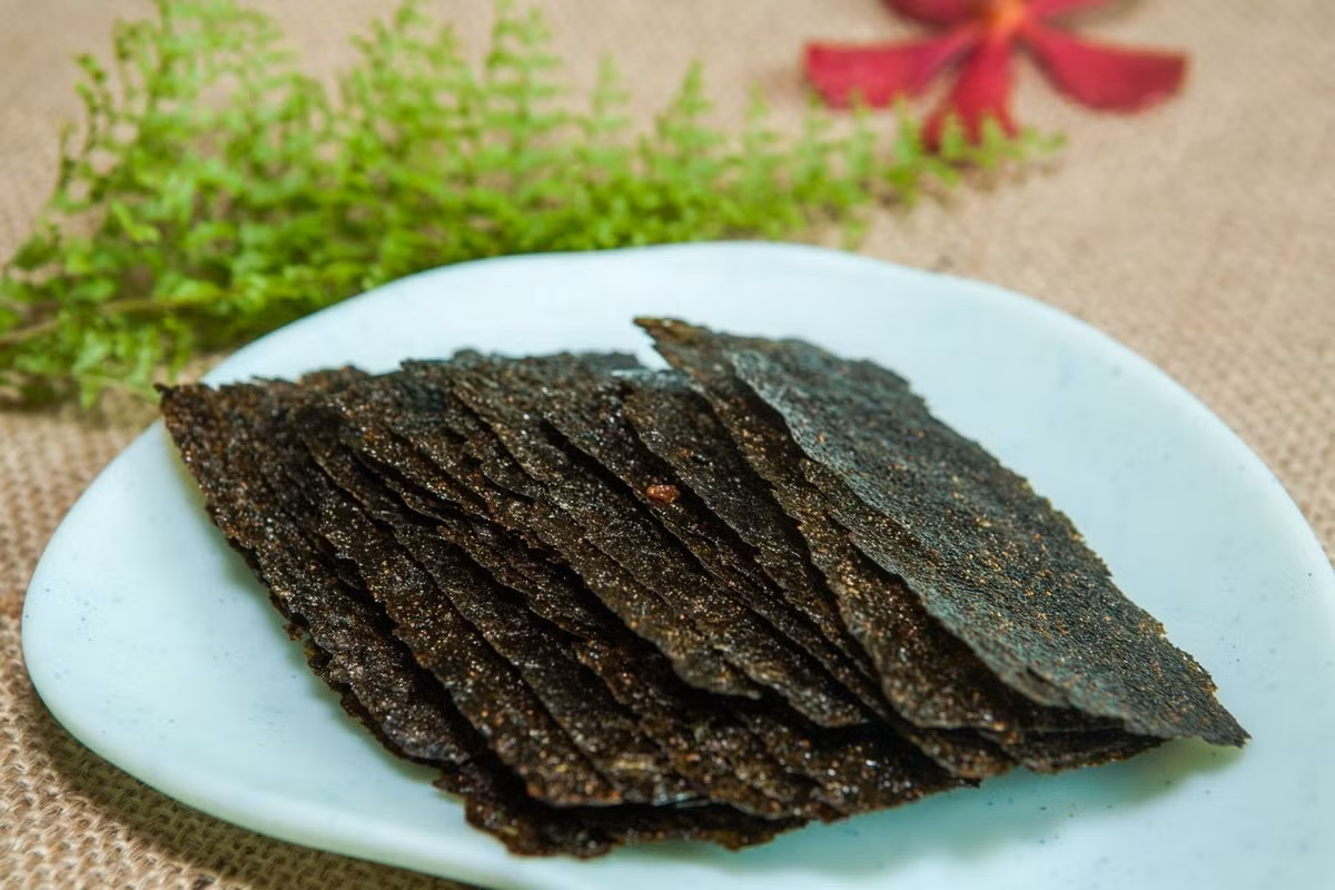  Rong biển sấy có vị thơm đặc trưng, hơi mặn và giòn, là đồ ăn vặt thích hợp cho người ăn kiêng, bởi trong một gói chỉ chứa khoảng 25 calo. Bên cạnh đó, rong biển sấy thường có một lớp dầu olive mỏng bọc bên ngoài, giúp bạn đã cơn thèm các món chiên rán béo ngậy mà vẫn giữ cơ thể khỏe mạnh. Ảnh minh họa 