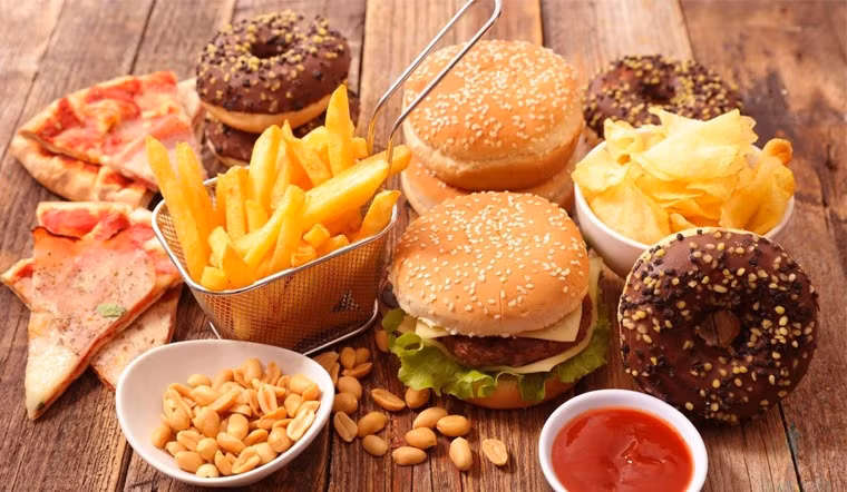  Thức ăn nhanh: Do thành phần ít chất xơ, nhiều chất béo và đường nên những thực phẩm này gây ra tác động tiêu cực đến sức khỏe đường ruột. Ảnh minh họa