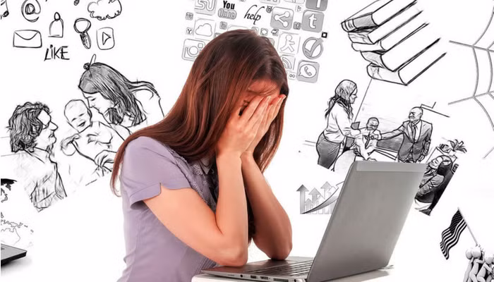  Kiểm soát căng thẳng: Những người bị căng thẳng thường có nồng độ cortisol trong cơ thể cao. Đây là hormone được tiết ra để phản ứng với căng thẳng. Khi mức cortisol duy trì ở mức cao trong thời gian dài, có thể kích thích cảm giác thèm ăn, từ đó làm tăng nguy cơ tăng cân. Để kiểm soát căng thẳng và giảm cân hiệu quả, bạn có thể áp dụng các phương pháp thư giãn như đi bộ, tập thể dục, thiền, yoga, hoặc luyện tập thở sâu. Ảnh minh họa