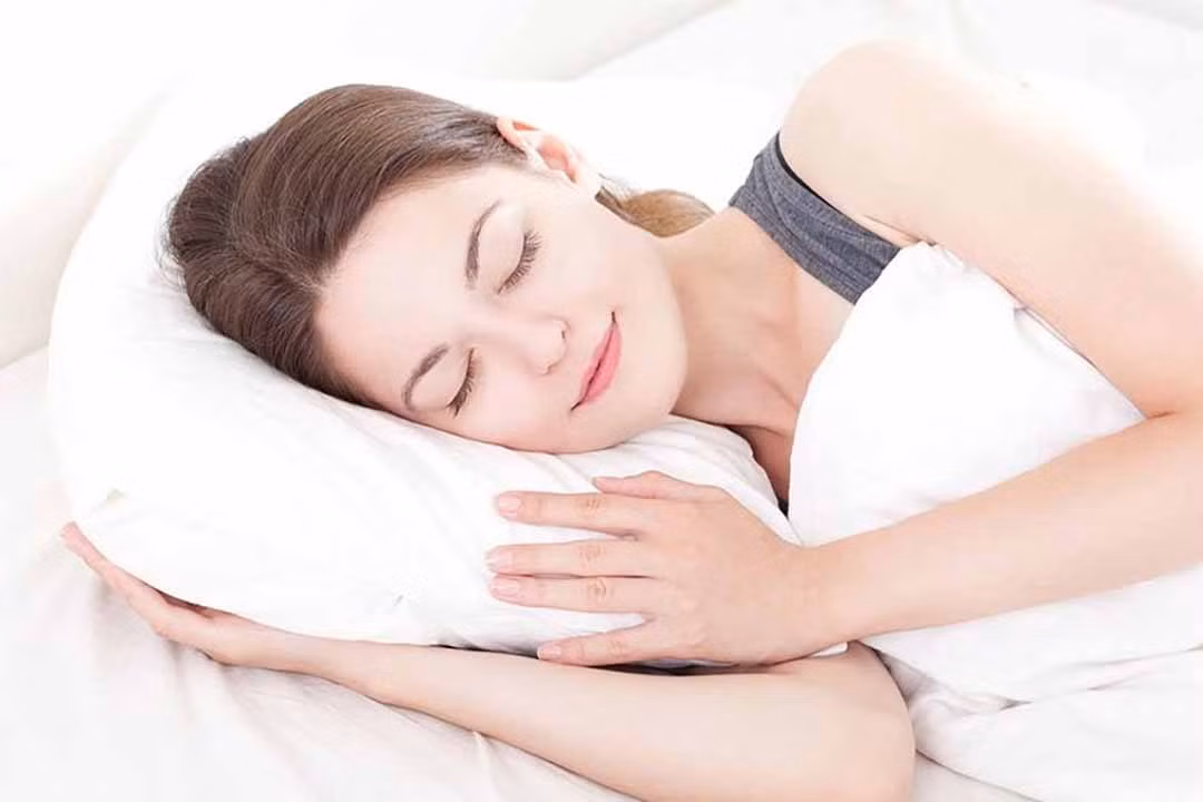 Ngủ đủ giấc: Khi mất ngủ sẽ làm tăng lượng hormone ghrelin và leptin - có tác dụng kích thích thèm ăn và làm tăng quá trình sản xuất chất béo, sẽ gây tăng cân. Trong các nghiên cứu, những người thiếu ngủ có nguy cơ béo phì cao hơn đến 55% so với những người ngủ đủ giấc. Ảnh minh họa