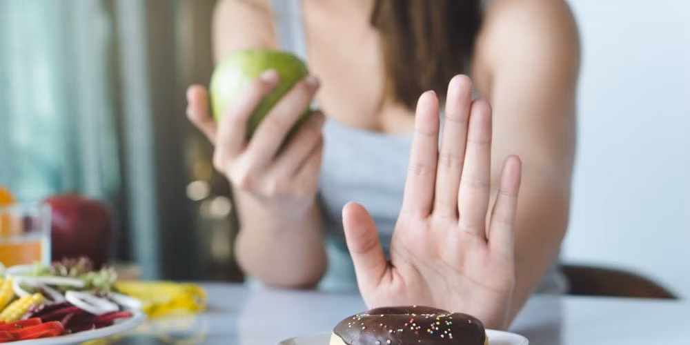  Hạn chế ăn vặt: Thói quen ăn vặt như trái cây ngọt sấy khô, chè, bột chiên, bò bía... cản trở quá trình giảm cân. Nếu giảm cảm giác đói, bạn nên chọn các món tốt cho vóc dáng như sữa chua, trái cây ít ngọt, các loại hạt. Ảnh minh họa