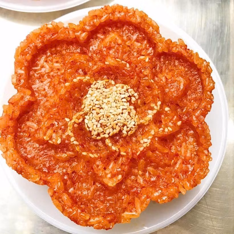 Để nấu món xôi gấc ngon, bạn cần chuẩn bị những nguyên liệu: 1 kg gạo nếp (nên lựa chọn loại nếp hạt to, tròn và có độ dẻo, thơm), 1 quả gấc tươi vừa đủ độ chín (nên chọn lựa những quả có gai nhỏ để có được màu gấc đẹp và mùi thơm tự nhiên, đặc biệt những quả có cuống to sẽ cho thịt gấc dày), 1 muỗng cà phê muối, dầu ăn, 2 muỗng cà phê rượu trắng. Ảnh minh họa